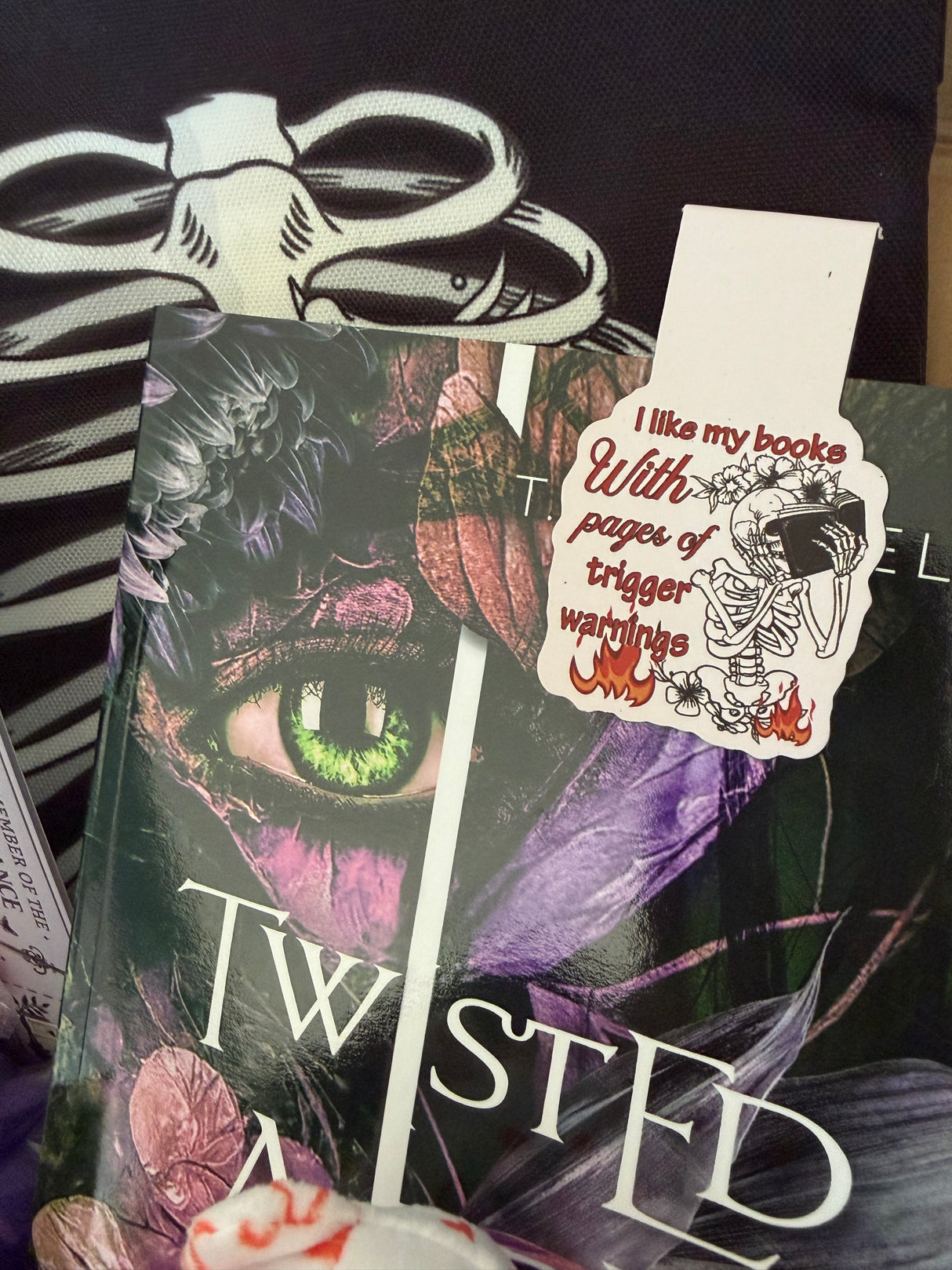 Bargain Bin Flash Sale! Save on dark romance books. See details...