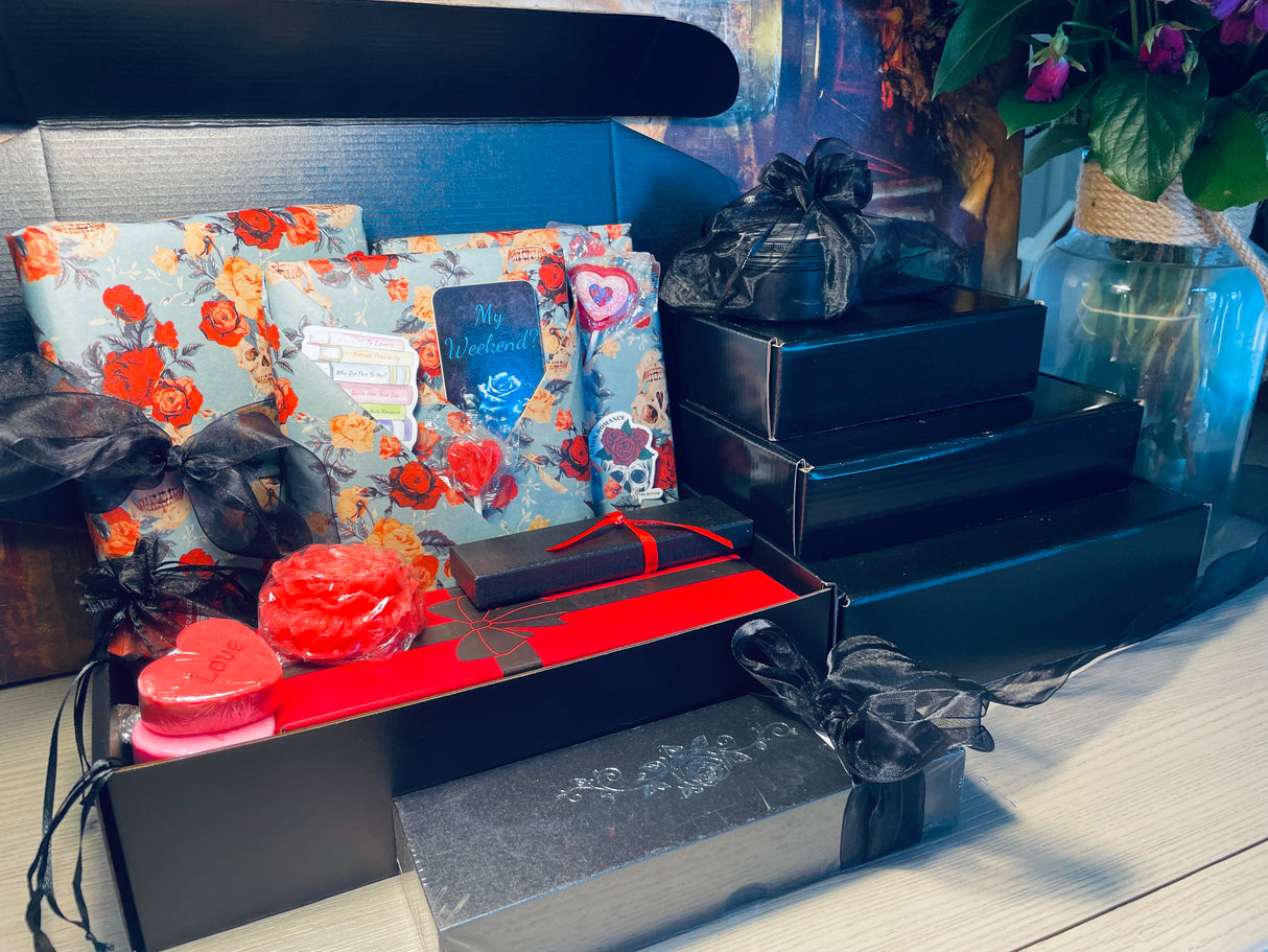 🏴☠️🧜🏻♀️Dark Romance Treasure Box - Books + Freshwater Pearls