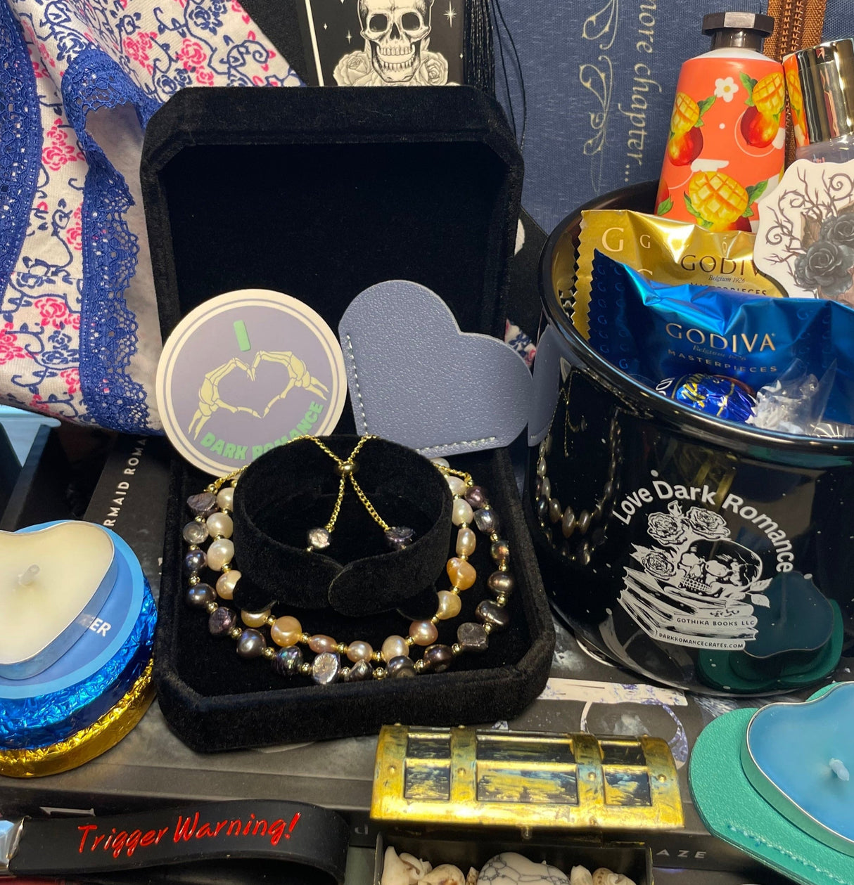 🏴‍☠️🧜🏻‍♀️Dark Romance Treasure Box - Books + Freshwater Pearls